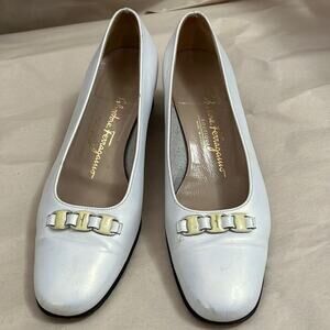 SALVATORE FERRAGAMO WHITE LEATHER PUMPS‎ SIZE 8B